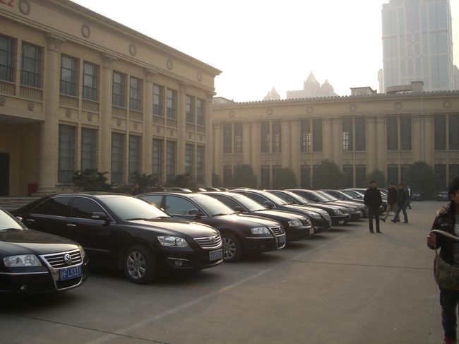 政府の管理する土地には共産党の公用車がずらり<br /><br />AUDIかほとんど、時々VW