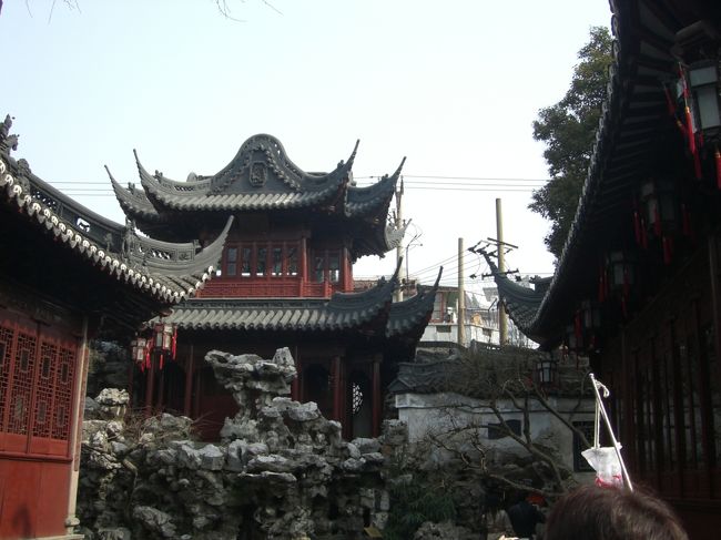 昔は岩の上の建物でアヘンを吸っていたそうです