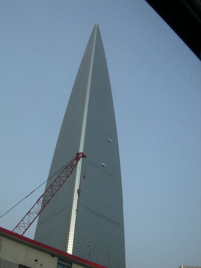 世界最高の高さの展望台がある上海環球金融中心に<br /><br />高さは４９２メートル<br /><br />森ビルが作ったため通称上海ヒルズ