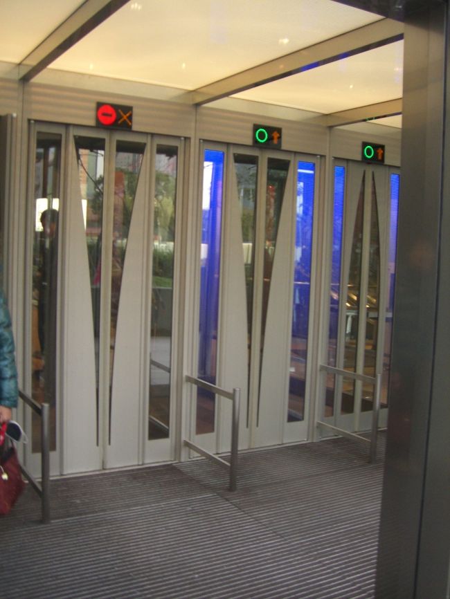 出入り口は風の出入りを調整するため２重のドア