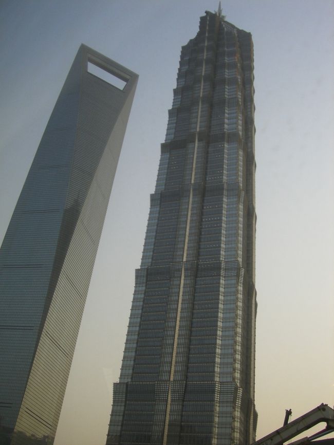 左が上海ヒルズ