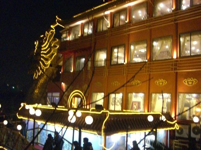 晩御飯は上海蟹<br /><br />傾いた船でお食事