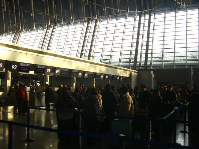 上海の空港（浦東）<br /><br />北京や香港の空港のように建物は大きくないように<br />感じました