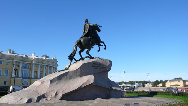 ピョートル大帝の騎士像。<br />馬の後ろ足は、大蛇を踏みつけている。<br />敵国スエーデンを表しているといわれている。<br />台座も芸術的な役割をしている。台座に使われたのは「雷の石」と呼ばれた巨大な岩石である。