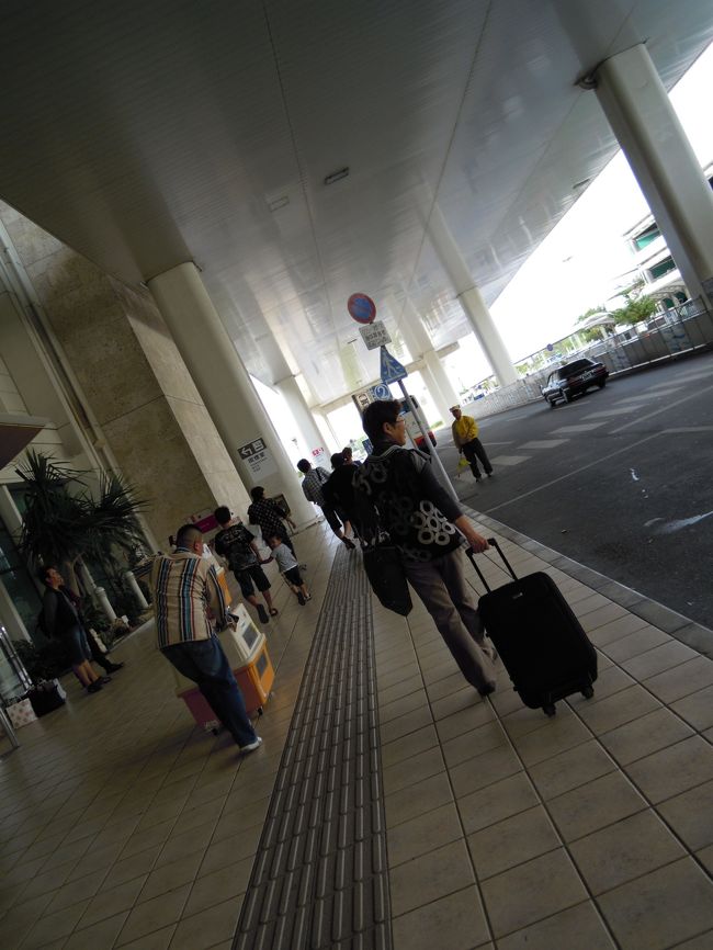 “前回と同じ場所に行くんでしょ！”と、、<br />ハリキッテ<br />どんどん<br />レンタカーバス乗り場へ進む母様デス。<br /><br />