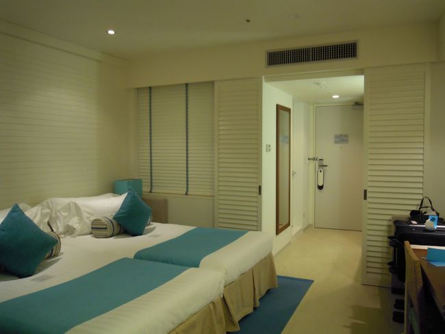 リニューアルされたお部屋デス。<br /><br />奥に見える扉の左手がバスルーム。<br />右手にクローゼット＆洗面台。<br /><br />扉で仕切ると、洗面台を使っていても気になりません！<br /><br />で、バスルームと部屋の間にブラインドが。<br />空けたらトイレみえるじゃん（笑）<br />