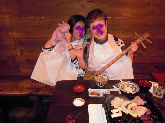 店員さんチョイスの<br />三線とブタちゃんとパチリっ☆<br /><br />ご満悦な親子でーす♪<br /><br />
