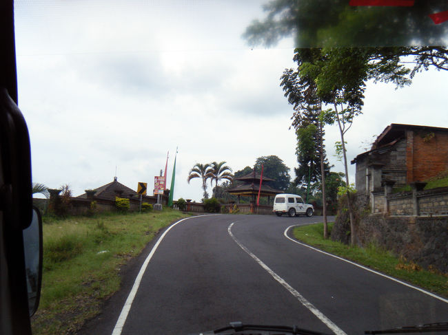 朝7時30〜45分の間にホテルでピックアップしてもらう予定でしたが、なかなかお迎えが来ない・・・<br />8時過ぎにようやくピックアップしてもらってラフティングのスタート地点へ<br />一緒に行ったのはオーストラリアの方6人でした。<br />