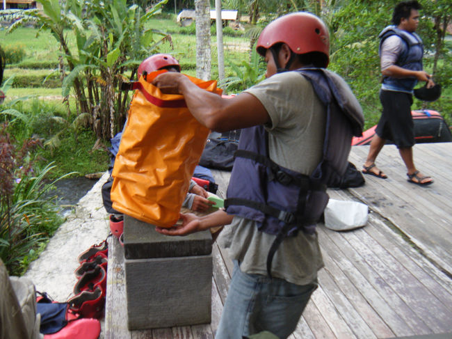 貴重品類はオレンジ色の防水バックに入れてボートに乗せて持って行きます。<br />ビニール袋で2重にくるんだ上に防水バックに入れるので完璧？<br />ちなみに袋に入れてくれているのは、担当のガイドさん