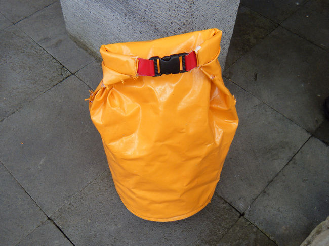 防水バック<br /><br />着替の服などは、別の鍵のかかるダークグリーンのセーフティバッグに入れてもらいます。<br />こちらは、車で終了ポイントまで運んでもらえます。<br />