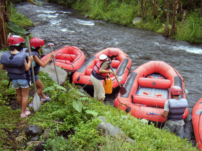 ボートに乗り込みます。<br />そうそう、ラフティングには、かかとのあるサンダルと水着が必要です。<br />サンダルは受付で買うこともできますが、持って行った方がおすすめです。<br />濡れても良い服装でということでしたが、水着で行くのが一番です。<br />女性の方なら水着の上に、薄手のハーフパンツがおすすめかと<br />間違ってもジーパンは止めましょう。<br />