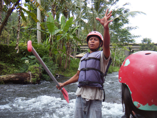 担当のガイドさん<br />オールの持ち方や「前こぎ」「後ろこぎ」の説明があります。<br />「ぶつかる」で「気をつけましょう」という意味？<br />簡単な日本語の説明でした。<br />