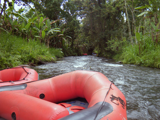 いよいよ、約16キロの川下りのスタートです。<br />最初はちょっとラフティングらしい？スピード感のある川下りでした。