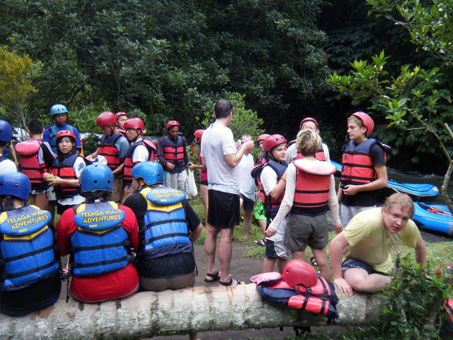 いろんなラフティングツアーの人が入り交じって、ラッシュ状態<br />ポカリスウェットをRp.20,000で買いました。<br />ガイドさんにも1本おごりです。