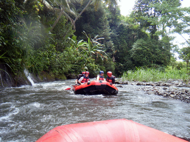 この後、4メートルくらいのダムを下りるところがあります。<br />ここがクライマックスのところ！<br />写真撮ってくれますので、後で買うことができます。<br />1枚Rp.35,000だったかな？（自信なし）<br />日本で予約していたら、写真4枚がサービスで付いてきました（1人1枚）