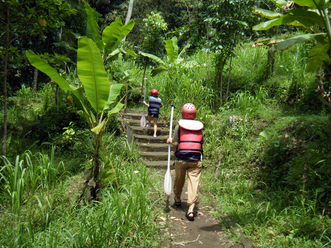 川岸から階段を上っていきます。