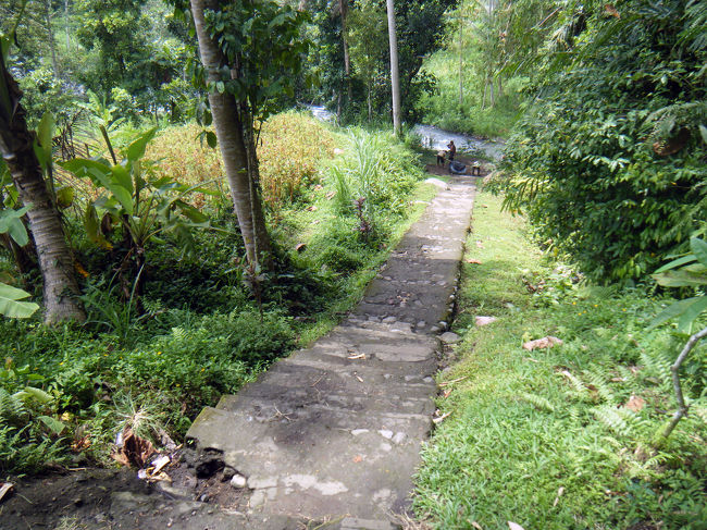 階段の上から川岸を見ると・・・<br />バリ・インターナショナル・ラフティングのコースでは上り階段が他社に比べて短いそうです。<br />