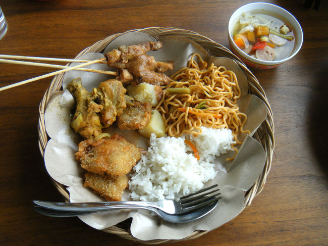 ランチはビュッフェ形式<br />種類は少ないのですが、味はまずます