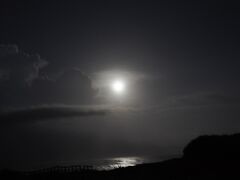 東平安名岬からの月