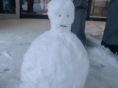 この日の宿は宿坊山本館さん。
入り口にこんな雪だるま？を置いたのは私達です。
顔だけやけにリアルになってしまいました。