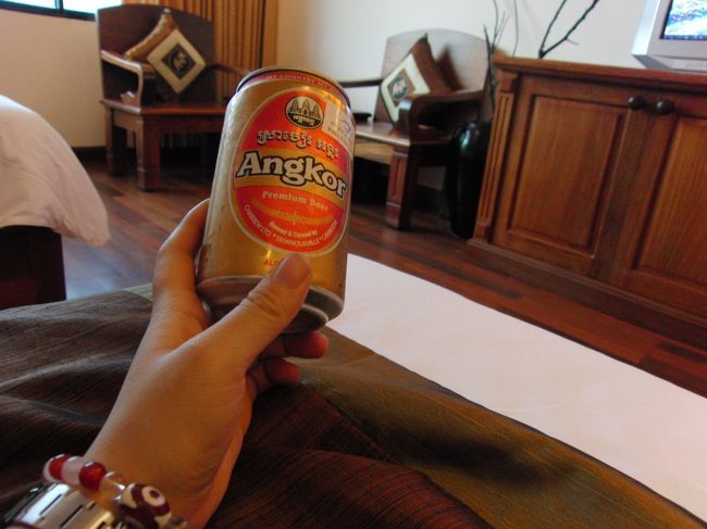 ホテルに到着してさっそくアンコールビールを飲む。<br />現地のお店で買ったら約３０円〜７０円。<br />ホテルで飲んでも約１５０円。<br />一息ついたらいざ出発！<br />