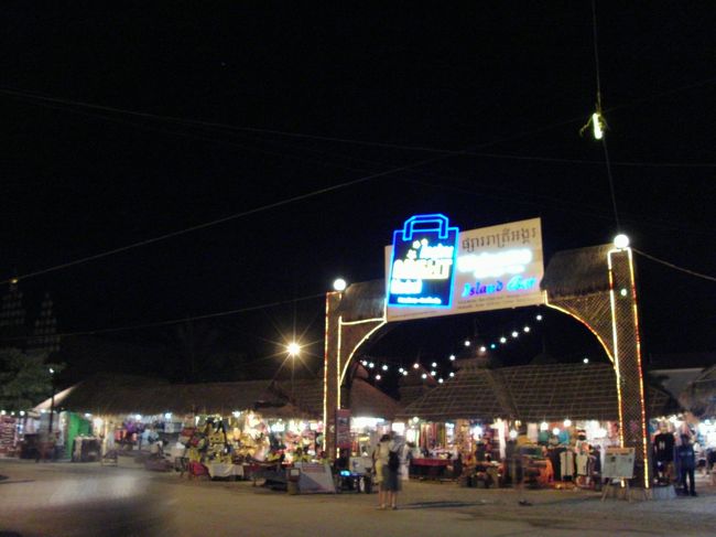 到着したその日に<br />「ヌーンマーケット」「ナイトマーケット」「オールドマーケット」へ行った。<br />３つのマーケットは徒歩で動き回れる範囲にある。<br />