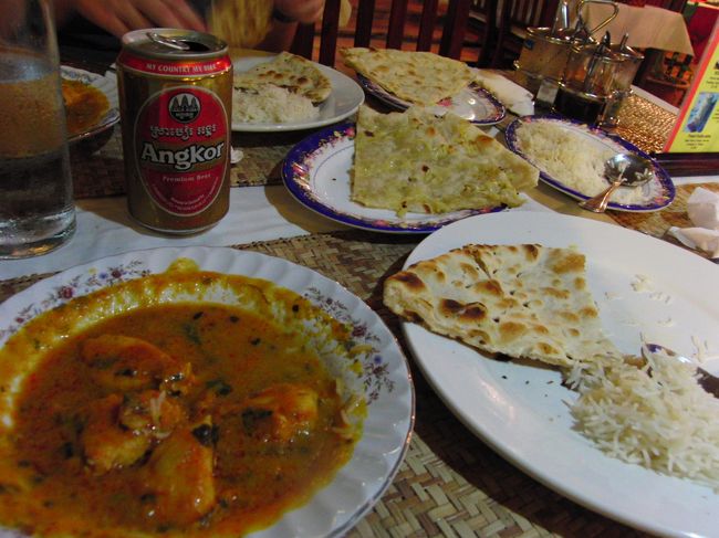その日はクメール料理は食べずに、<br />カレーを食べましたｗ<br /><br />カレーが好きだから・・・。<br />めちゃうまかったよ！<br /><br />もちろんアンコールビールも飲んで、<br />二人で満腹食べて、<br />約１１ドル。＋チップ少々。<br /><br />さっそく物価の違いを感じる。