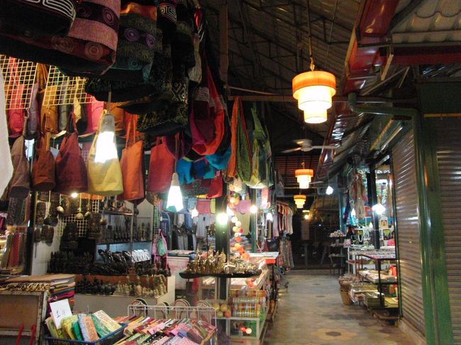 そのあとはヌーンマーケットにて少しお買いもの。<br />