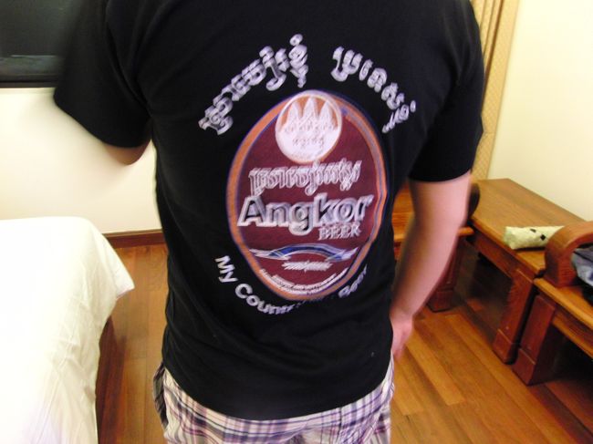 さっそくＴシャツ（アンコールビールの）と、<br />かわいい油絵を買いました。<br />Ｔシャツは、場所によって、１ドル〜３ドル。<br />３ドルは高いほう。