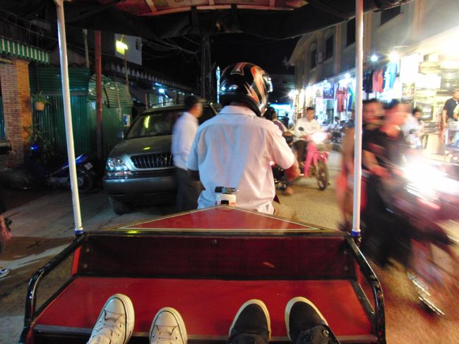 移動はほとんどトゥクトゥクで。<br /><br />ホテルから１０分ほどのマーケットへ行き、<br />食事と買い物を１時間半ほどし、<br />その後ホテルへ戻るため、<br />待ってもらっていたが、往復二人で１０００円。<br /><br />待ってもらうのは、悪い気がするが、<br />ここでは、それが普通らしい。<br /><br />風が涼しくて気持ちいいが、<br />場所によっては細かい赤土が飛んでくるので、<br />サングラスは必須。<br /><br />特に自分は裸眼なので。<br />