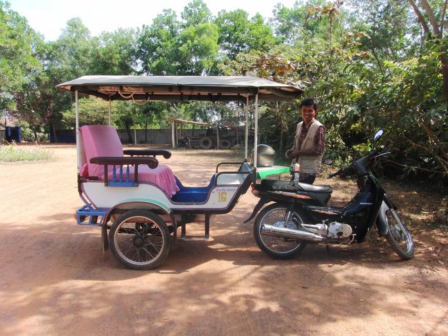 旅行中、ずっとお世話になった、<br />ミンさん。<br /><br />前日や、当日に行きたいとこを伝えて、<br />朝から晩まで付き合ってもらった。<br />ありがとう！<br /><br />最終日には、シートが新しく、<br />ピンク色になっていた。<br /><br />新しく変えたんだと言って、<br />ニコニコしてた＾＾