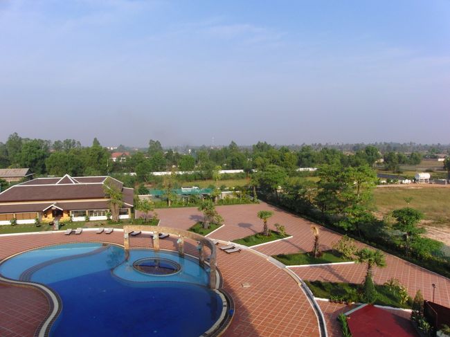 カンボジアは１２月は乾季のため、<br />過ごしやすかった。<br /><br />熱いけれど、<br />雨期ほどの蒸し暑さはない。<br /><br />ホテルの窓からは、<br />カンボジアの豊かな緑が見えた。<br />