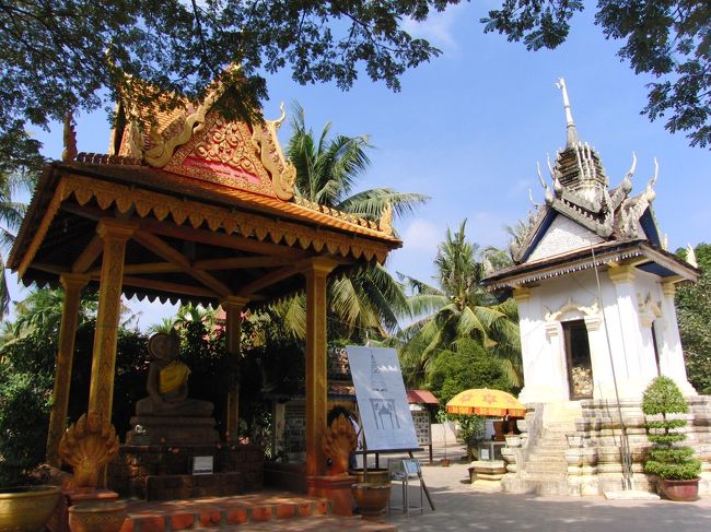 『キリングフィールド』を訪れる。<br /><br /><br />ここにはポルポト政権時代に、<br />刑務所があり、ここでもたくさんの人が<br />虐殺された場所。<br /><br />そこに今は寺院がある。<br /><br />また、誰のものかわからない遺骨が、<br />右の白い塔の中にある。<br /><br /><br />知人に、<br />日本語を教えている僧侶がいると聞いたが、<br />中に入っていいかわからず、<br />結局会うことなく、立ち去った。