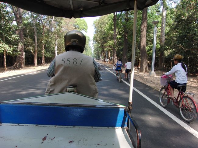 アンコールワットへ続く道。<br /><br />数年前と比較しても、<br />かなり、きれいに塗装されているよう。<br /><br />自転車で向かう外国人も多い。<br /><br />