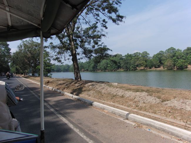 ずっとまっすぐ進むと、<br />堀に突き当たる。<br /><br />その道を左折すれば、<br />アンコールワットまでもうすぐそこ。