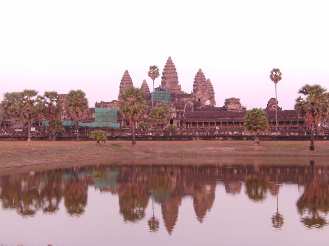 夕方行った時には、風もやみ、<br />池にアンコールワットがくっきり映った。<br /><br />現在アンコールワットは修復中のため、<br />一部緑のシートがかけられている。