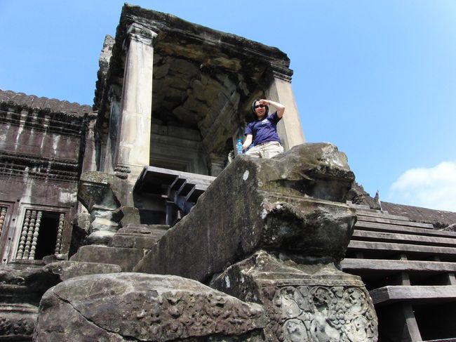 中は意外と広く、<br />いろんなとこをくぐり抜けたり、<br />のぼったりした。<br /><br />外は熱いけれど、<br />中に入ると、<br />涼しい風が気持ちいい。<br />