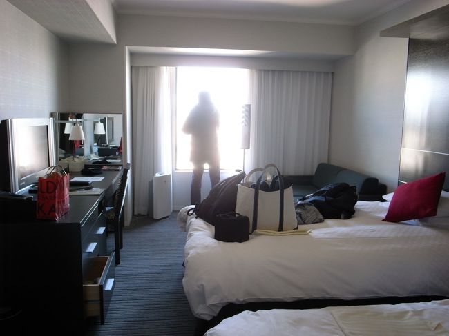 日航ホテル。男二人にはキレイ過ぎる・・。