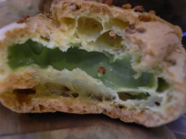 抹茶シュークリーム。<br />程よい甘さでおいしかった。（銀閣寺前）