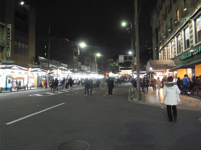 八坂神社付近は歩行者天国に・・。