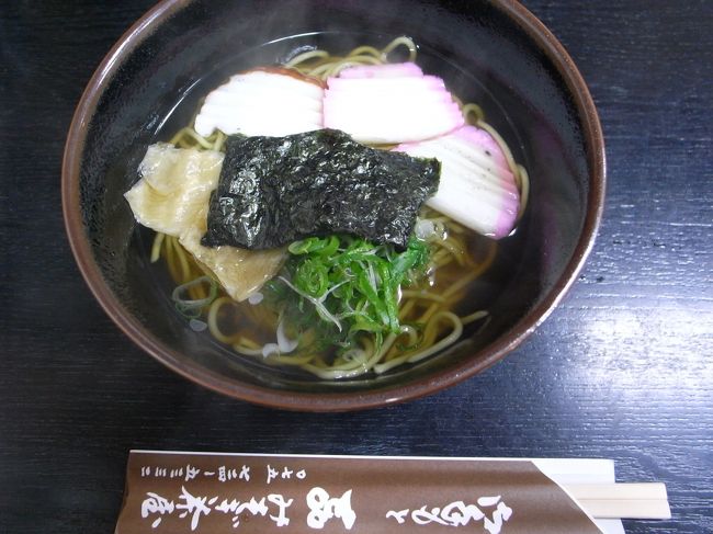 上賀茂神社前にて茶そばを食す。