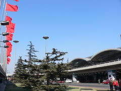 北京首都空港到着。ゲートで出迎えてくれたのは今回の旅行でお世話になる中国国際旅行社総社の張さん。車に荷物を乗せてもらい最初の観光地である頤和園へ。