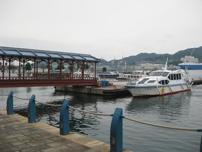 小型船で、出発！<br /><br />ツアー前半は、軍艦島の歴史を学んだり、長崎の街を探索。<br />ツアー後半は、軍艦島上陸。<br /><br />ツアー前半は割愛(笑)