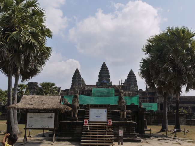 久しぶりに見て…え？って感じだ。<br />工事箇所が多すぎだ。<br /><br />一気にやる事無いのに…<br />見所が一切なくなっている。<br /><br />現状、<br />・3階にはあがれない。<br />・建物中央の通路は閉鎖<br />・1階の一番有名な(綱引き)のレリーフは見れない。<br /><br /><br />2009年12月段階で、今は見るべきではないと思った。<br />工事が終了してからの方が良いだろう。<br /><br />印象が全然違った。<br /><br /><br />2009年夏時点の情報は、<br />・綱引きレリーフはOK<br />・3階はNG<br />程度だったらしい、工事範囲が広がっている様だ。<br />工事情報を集めてから行った方がいいだろう。<br /><br />