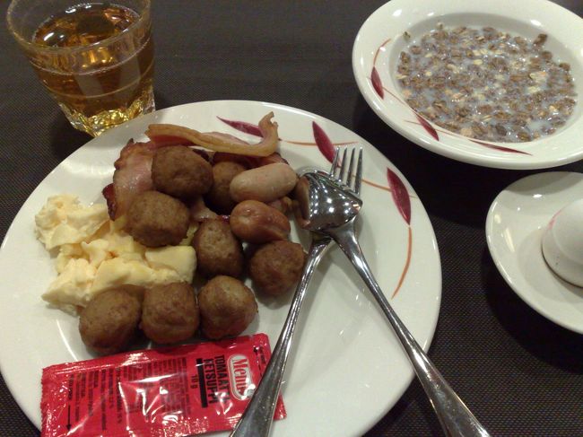 聞く所によると、<br />スオメンリンナは市街地よりも寒い！<br />とのことなので、<br />朝から肉団子を食べまくり(笑)