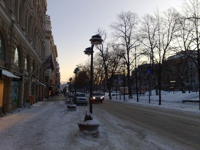 朝のエスプラナーディ通りを歩き、<br />マーケット広場へ向かいます。