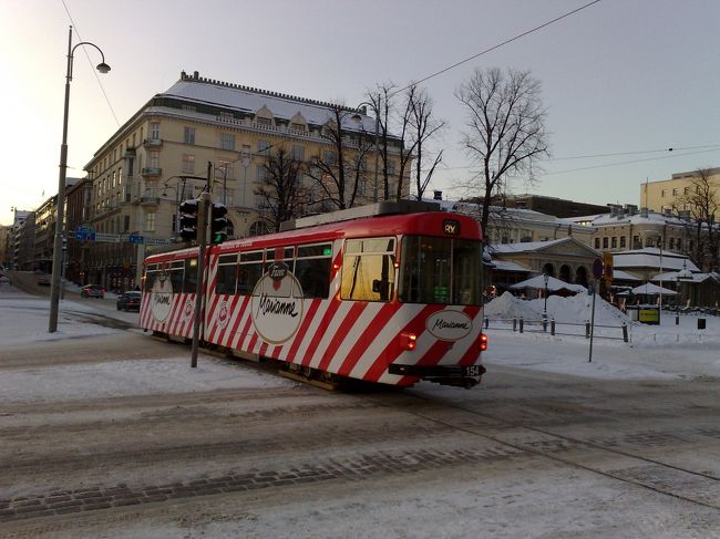 ラッピングされたトラムを眺め、