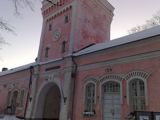 メインポート近く、<br />島の入り口の建物。<br />カフェが入っています。