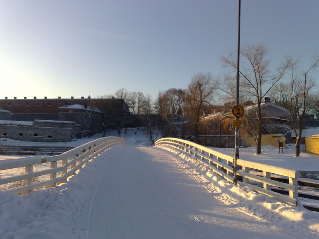 島の南へ行く橋も<br />雪に覆われて真っ白です。