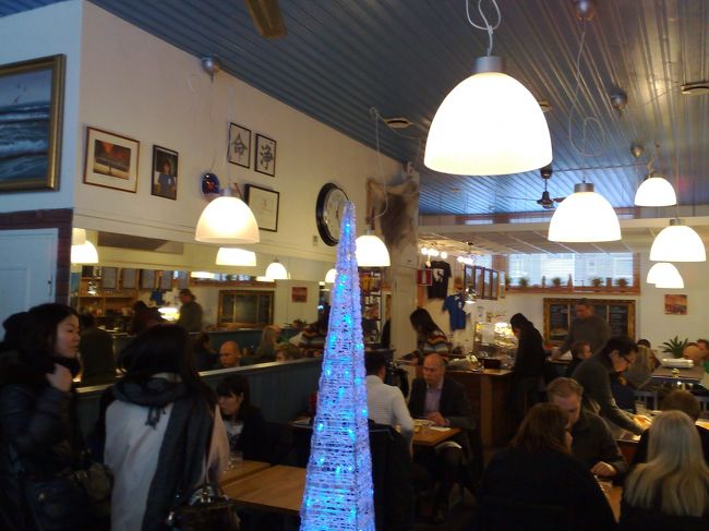 12時頃に行ったけど、<br />すでに店内は満席！<br />もちろん日本人観光客が多いけど、<br />半分は地元の人でにぎわってます！